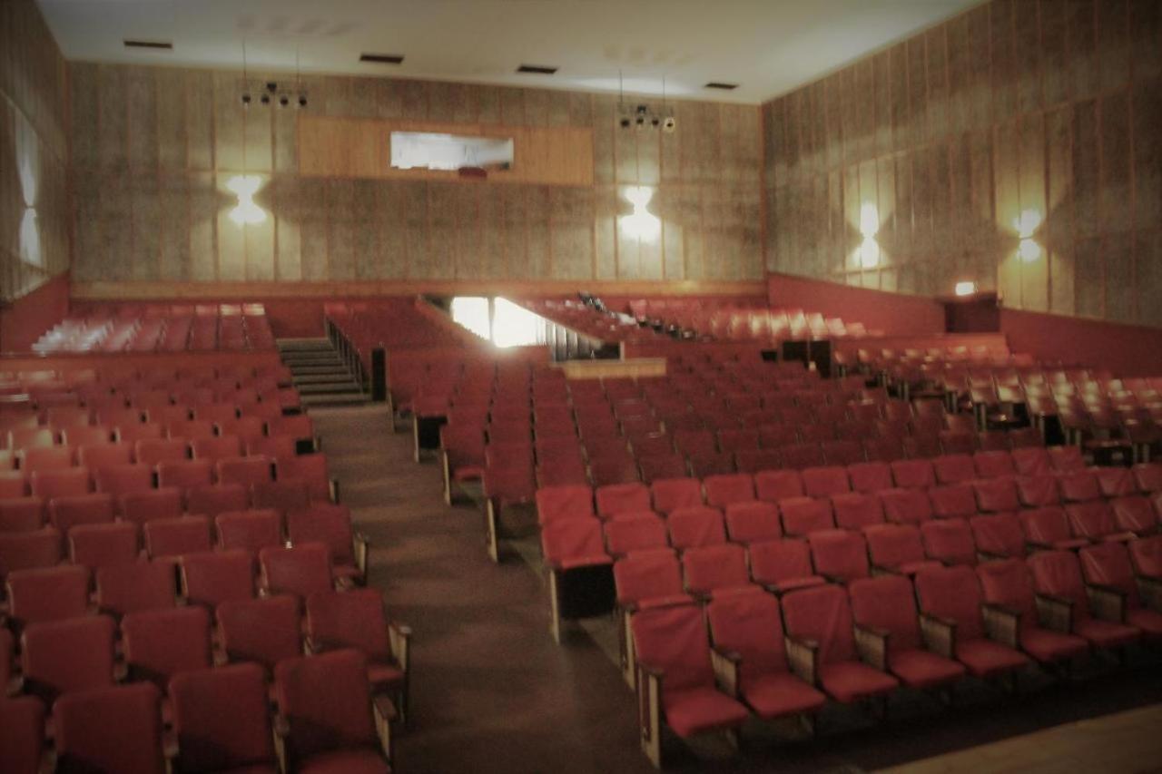 Backstage Theatre Room ซูเมบ ภายนอก รูปภาพ